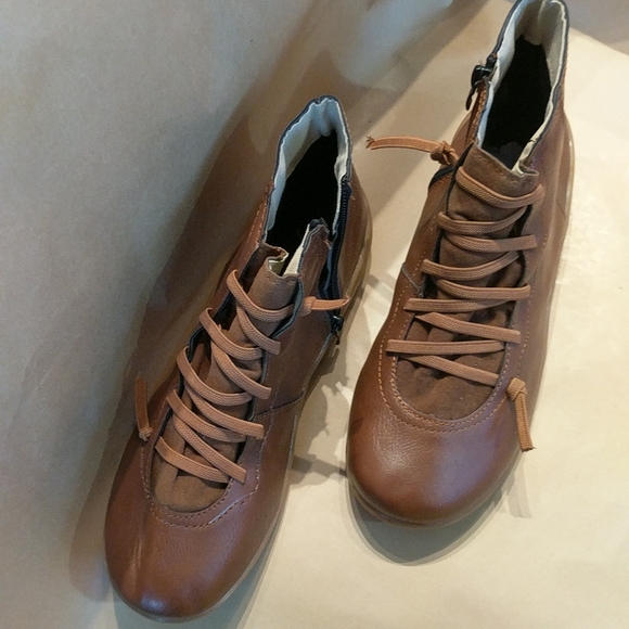 Casual Leather Bootie NWOT - Picture 2 of 4